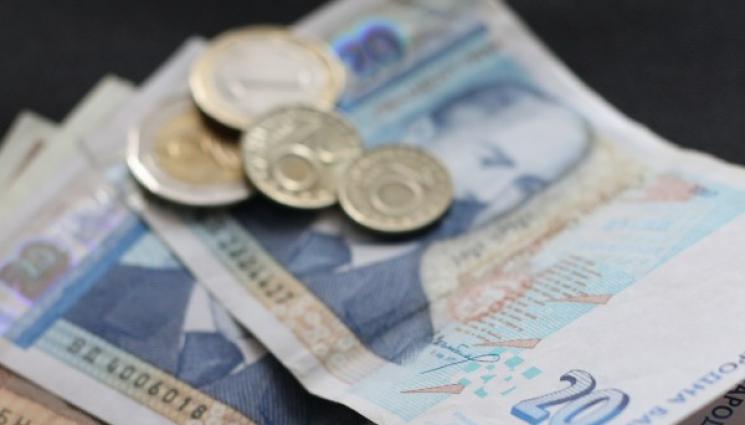 пари заплати - ВЪПРЕКИ ИНФЛАЦИЯТА: Заплатите на почти половината българи във фризера