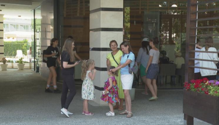 бежанци Украйна - Хотелиерите по морето на бунт, още си чакат парите за бежанците. Били на червено, финансовото им положение станало критично