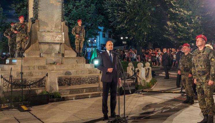 з - Президентът Радев в Карлово: За да разберем Левски, той трябва да бъде почувстван и преживян