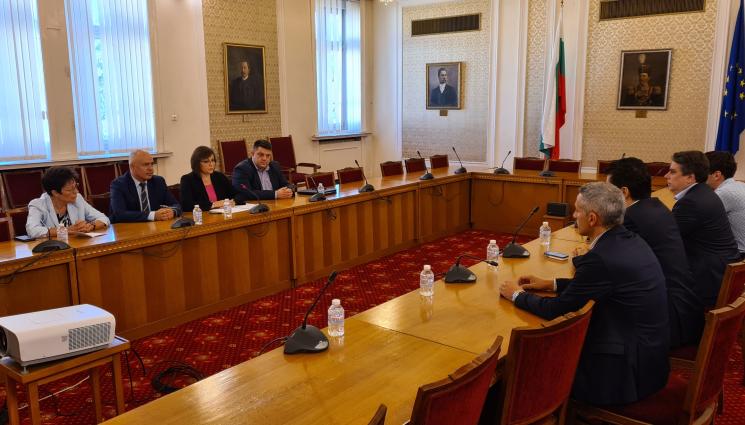 БСП ПП Нинова Петков - НА МАСАТА НА ПРЕГОВОРИТЕ: БСП очаква от ПП да номинират министър-председател