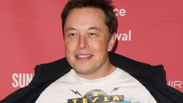 Илон Мъск купонясва със секси брюнетка на ваканция в Гърция (СНИМКИ)