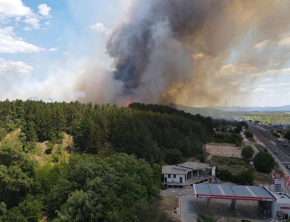 Пожарът край Казанлък отново се разрази заради силния вятър, който е сменил