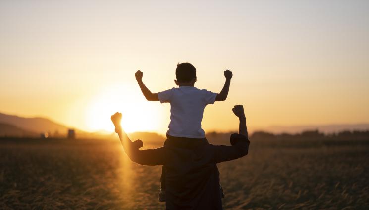 баща - УРЕДИХА СЕ: И бащите с два месеца отпуск за гледане на дете