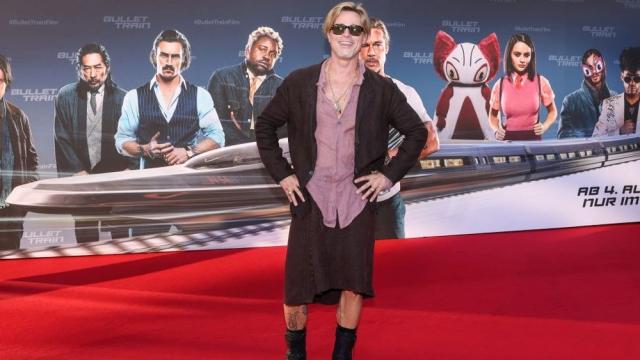 Напълно неузнаваем: Брад Пит се появи с пола в Париж (СНИМКИ)