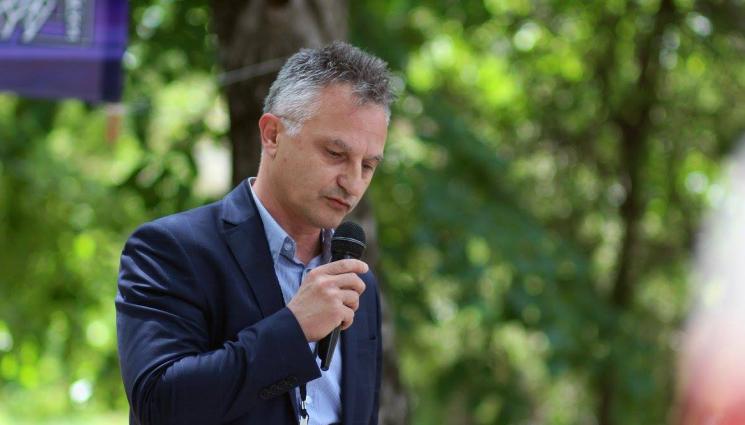 Захари Карабашлиев - Захари Карабашлиев е новият писател драматург на Народния театър. Сяда зад бюрото на поета Николай Лилиев