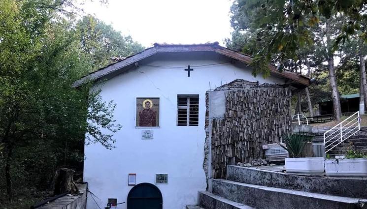 паракалис св Анна - ВЯРА: Аязмо на св. Анна носи рожби