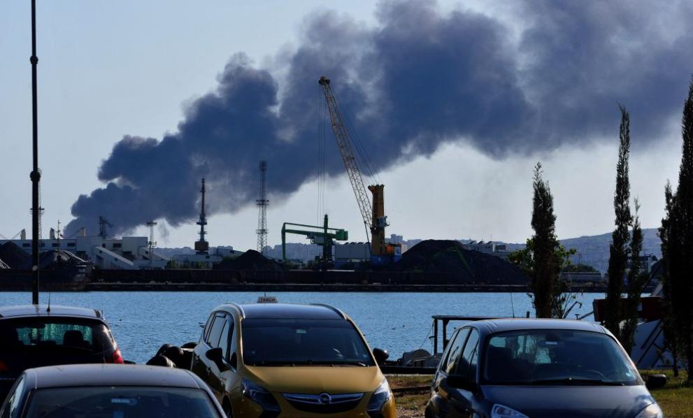 Пожар е избухнал в склад за отпадъци в южната промишлена