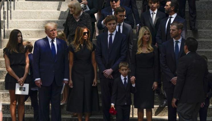 a - СБОГУВАНЕ: Доналд Тръмп присъства на погребението на бившата си съпруга - Ивана  (ВИДЕО иСНИМКИ)
