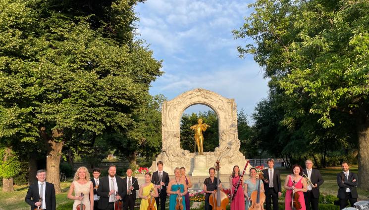 Виена Шьонбрун Оркестра - ПОД ОТКРИТО НЕБЕ: Радецкият марш оглася Александър Невски