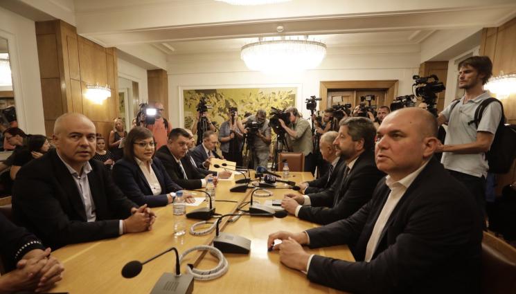 С - БСП и ДБ седнаха на масата на преговорите: Нинова декларира готовност да състави правителство