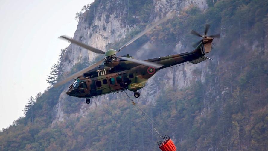 Горски пожар в Пазарджишко, два хеликоптера се включиха в гасенето
