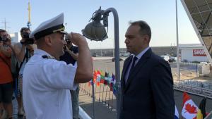 С военни почести посрещнаха на Морската гара в Бургас министъра
