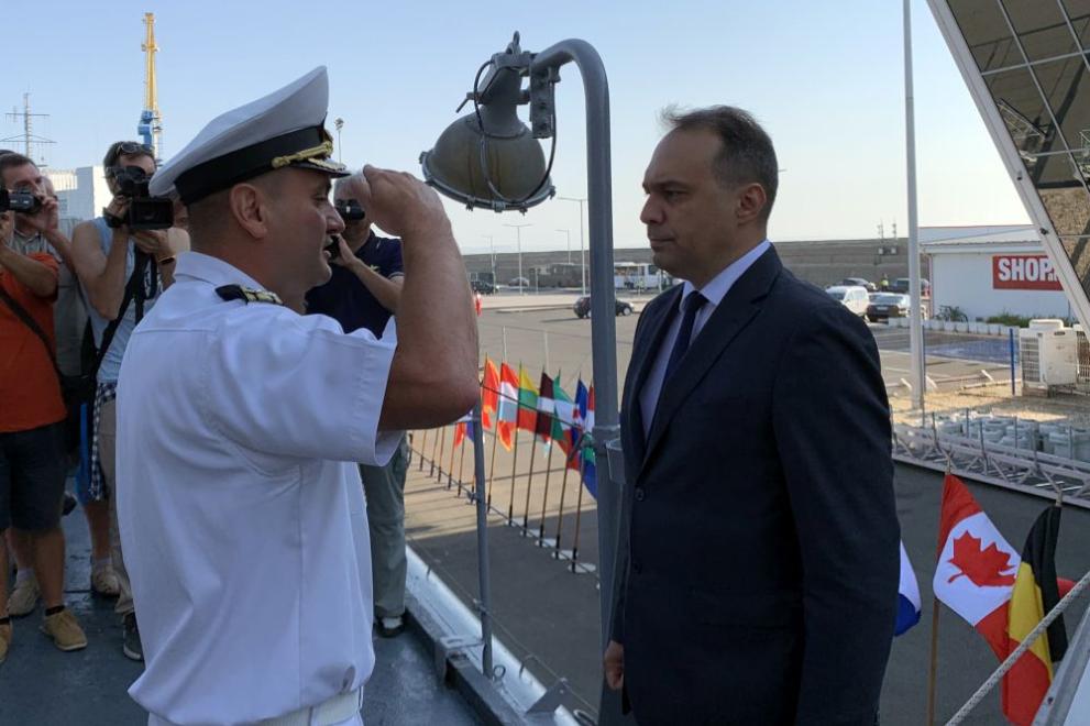 С военни почести посрещнаха на Морската гара в Бургас министъра