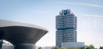 <p>BMW Welt на близък план, "цилиндрите" и музеят под тях - The Cup</p>
