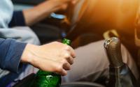 каране пиян бутилка кола