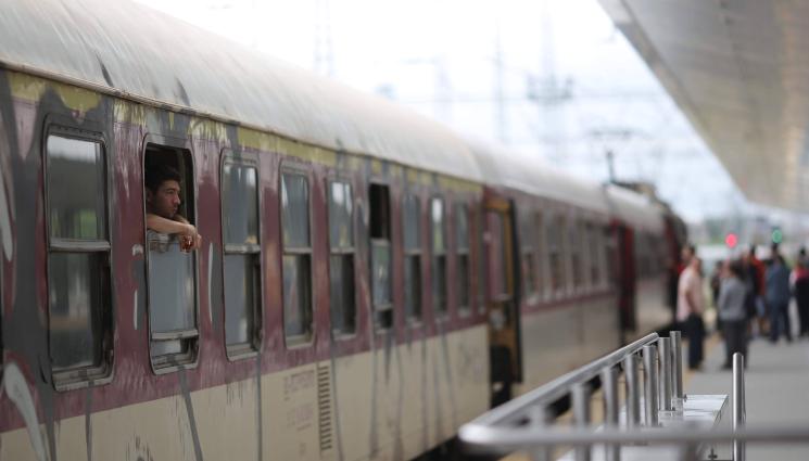 влак - ПОСТОЯННИ НАБЕЗИ: 37 бомбардировки с камъни по влакове през 2023-та