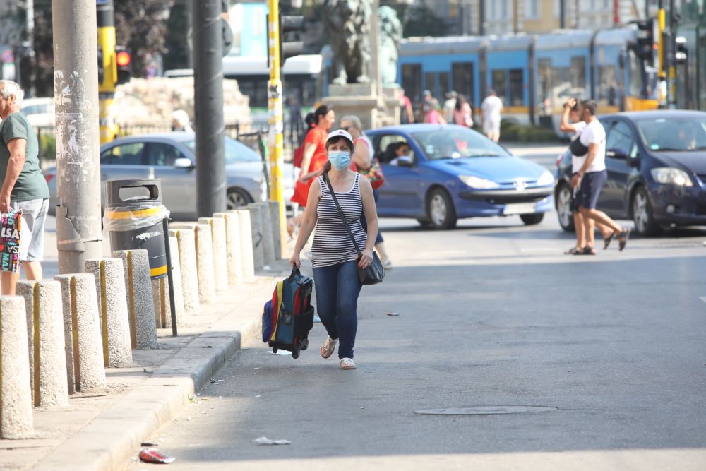 Столичани отново с маски в градския транспорт