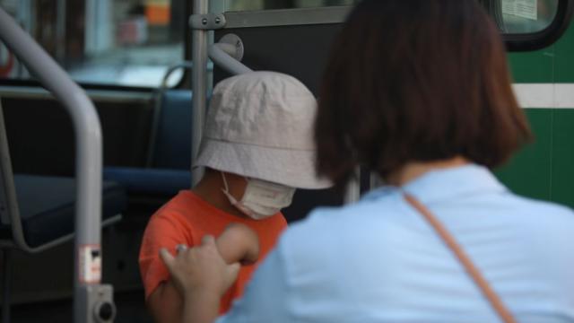 Дежавю: Столичани отново задължително с маски в градския транспорт (ГАЛЕРИЯ)