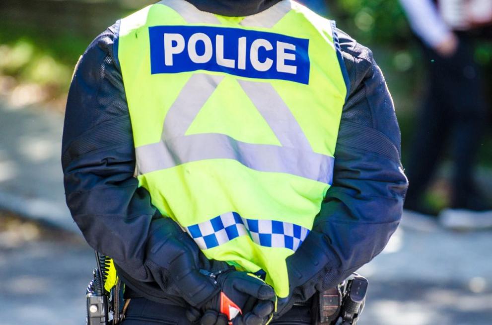 Полицията в Северна Ирландия съобщи вчера, че двама нейни служители