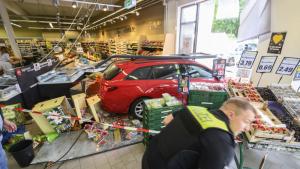 Лека кола паркира в супермаркет в Германия Инцидентът е станал