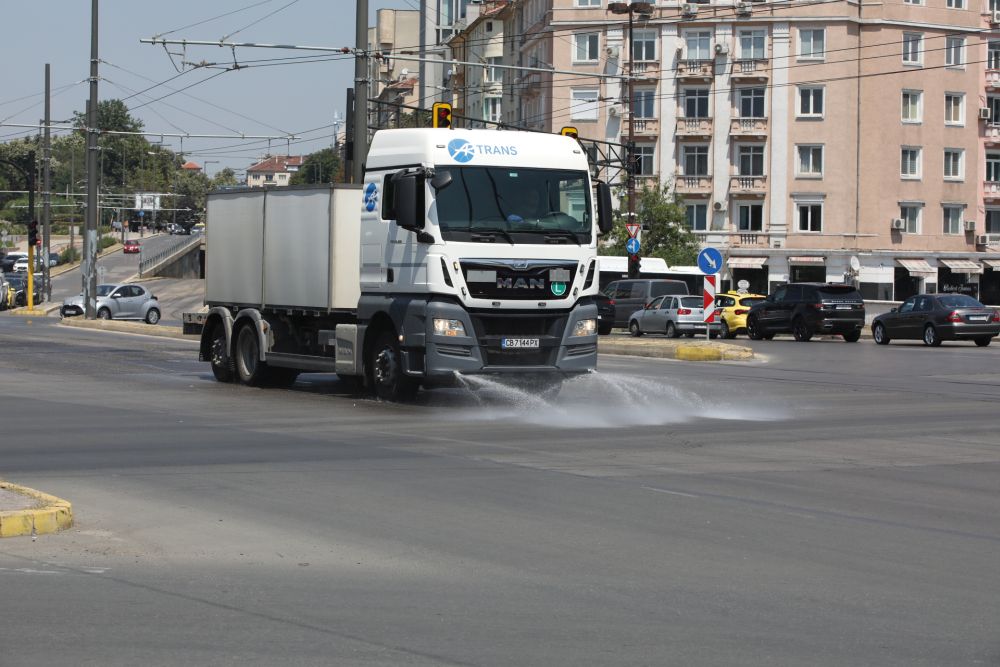 Срещу жегата в София: Мокрят улици и булеварди в столицата