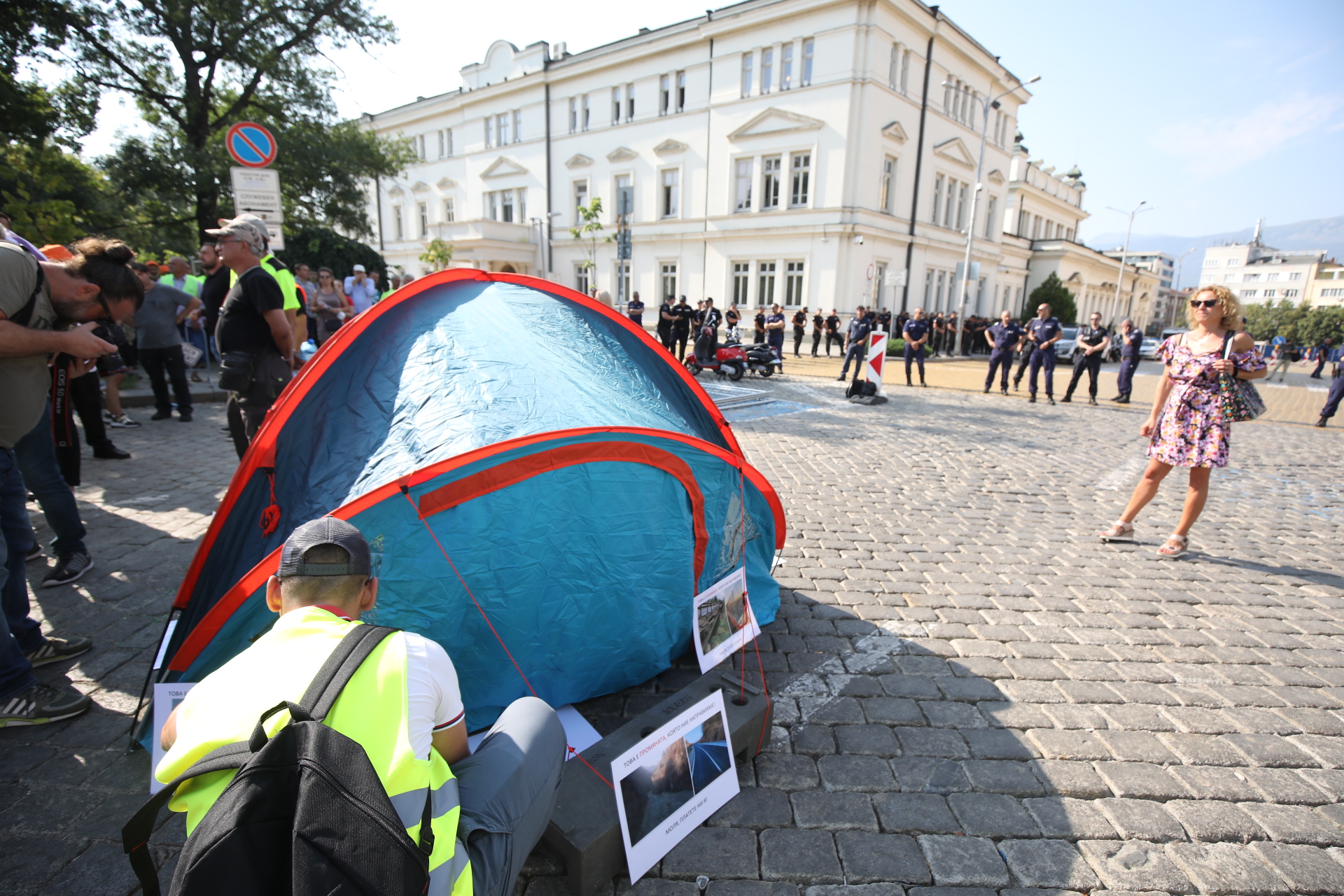 <p>Протестът на пътностроителния бранш затвори движението в района на НС</p>