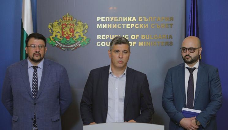 а - Кабинетът бесен на АПИ: Държавата ще е лишена от пътна поддръжка през следващите 6 месеца