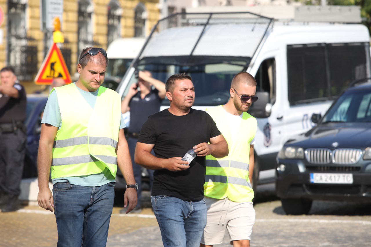 Протестът на пътностроителния бранш затвори движението в района на НС