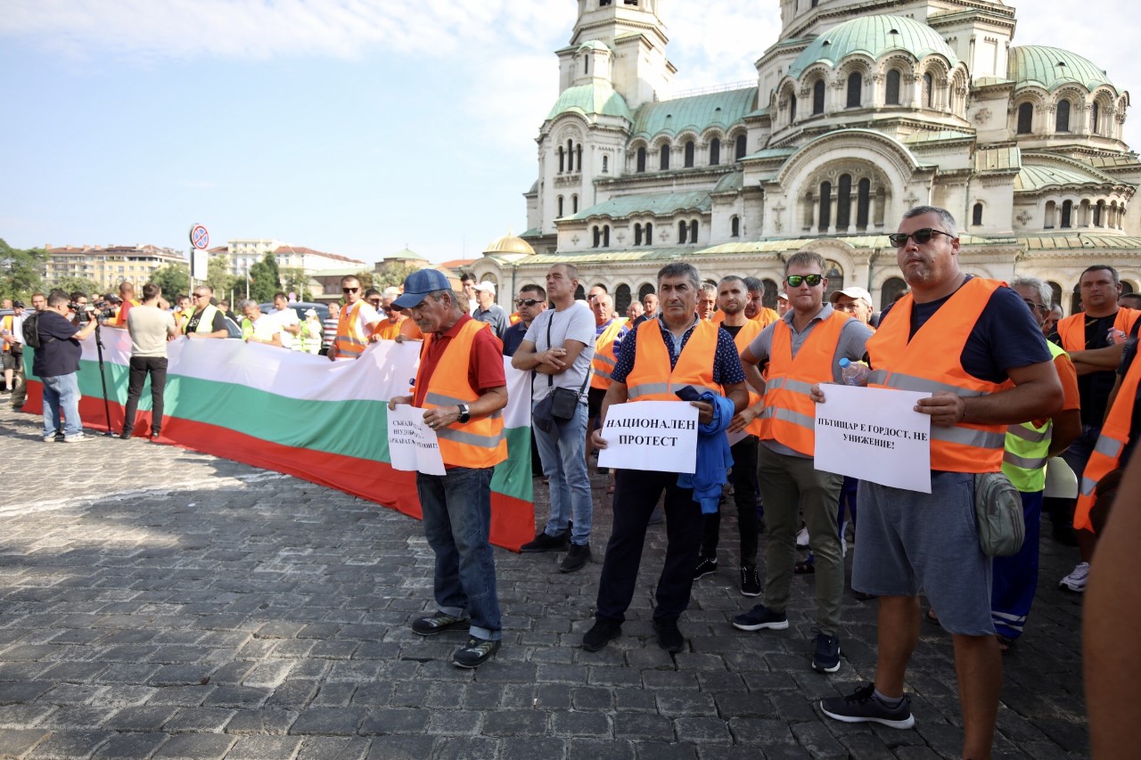 Протестът на пътностроителния бранш затвори движението в района на НС