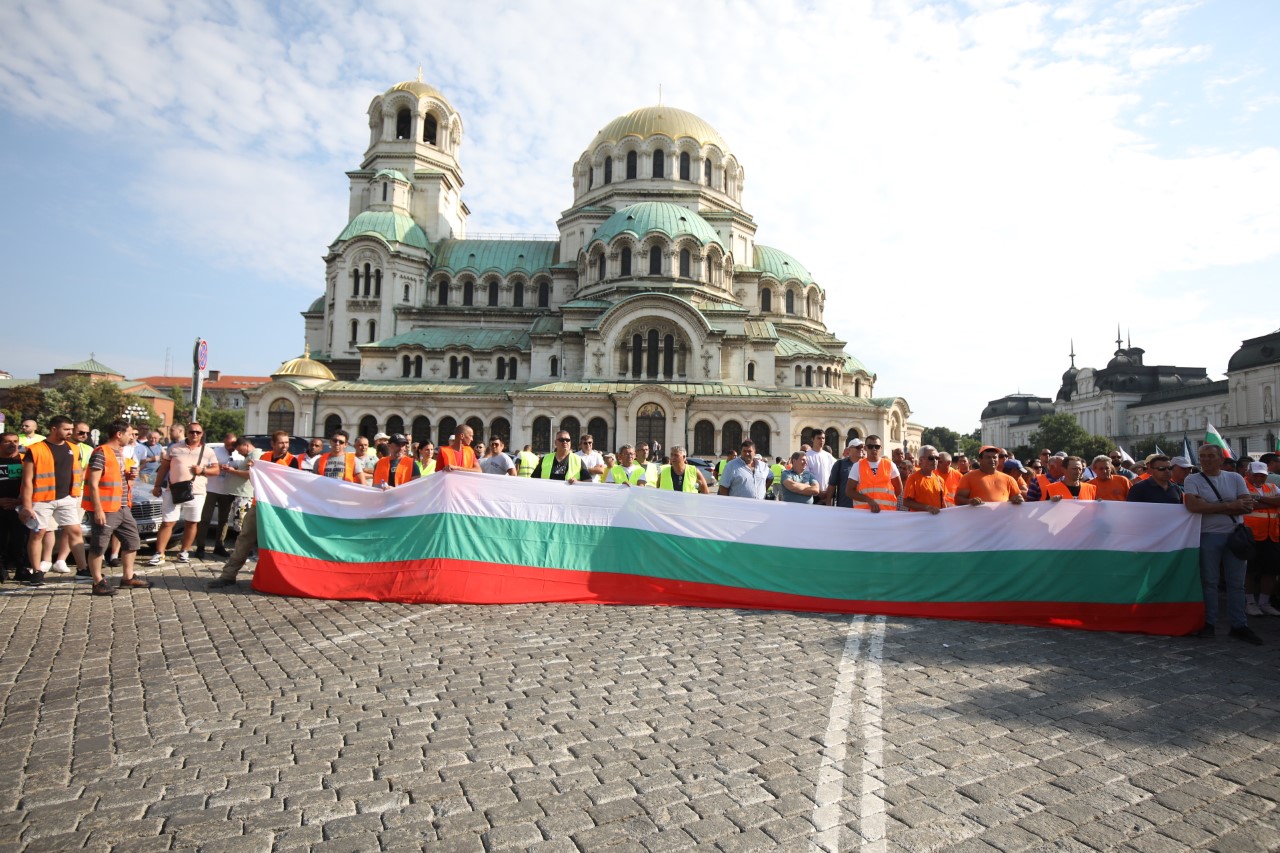 Протестът на пътностроителния бранш затвори движението в района на НС