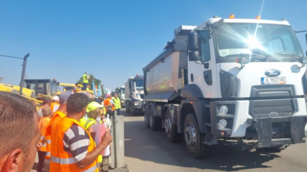 Работници на Автомагистрали - Черно море блокираха движението на пътен