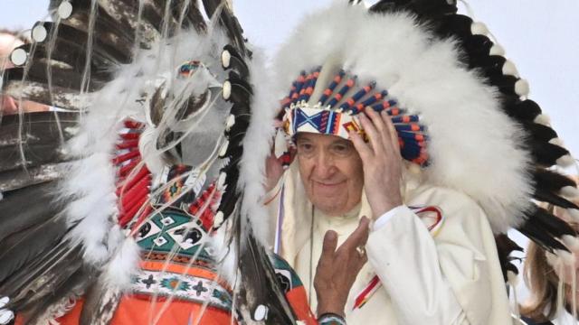 Папата се появи с племенна военна корона в Канада (СНИМКИ/ВИДЕО)