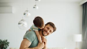 Бащите и осиновителите да могат да ползват два месеца отпуск