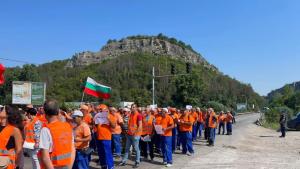 Десетки работници от Пътинженеринг блокираха за един час пътя Русе