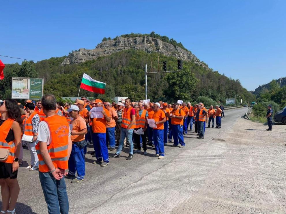 Десетки работници от Пътинженеринг“ блокираха за един час пътя Русе
