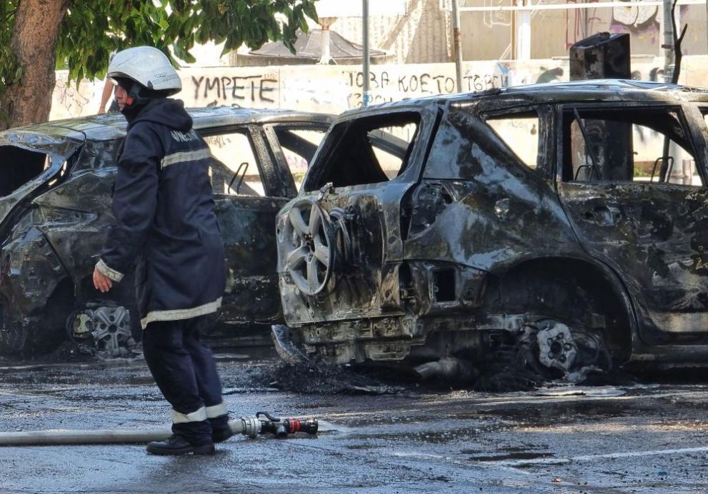 Автомобили изгоряха на станция за зареждане на електромобили, съобщава БТА.