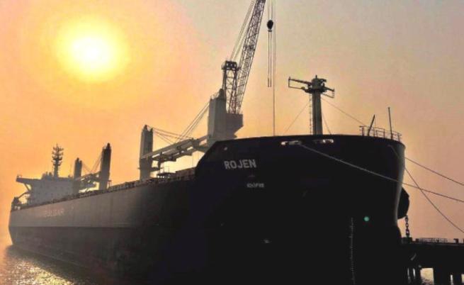 Български кораб минава пръв по зърнения коридор от Украйна