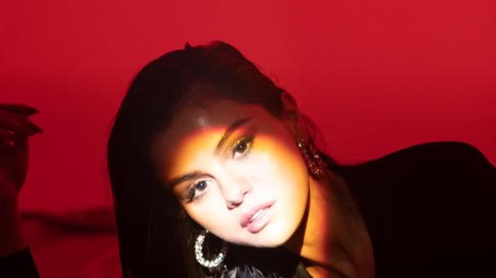 Selena Gomez пусна промо на испаноезичния си албум