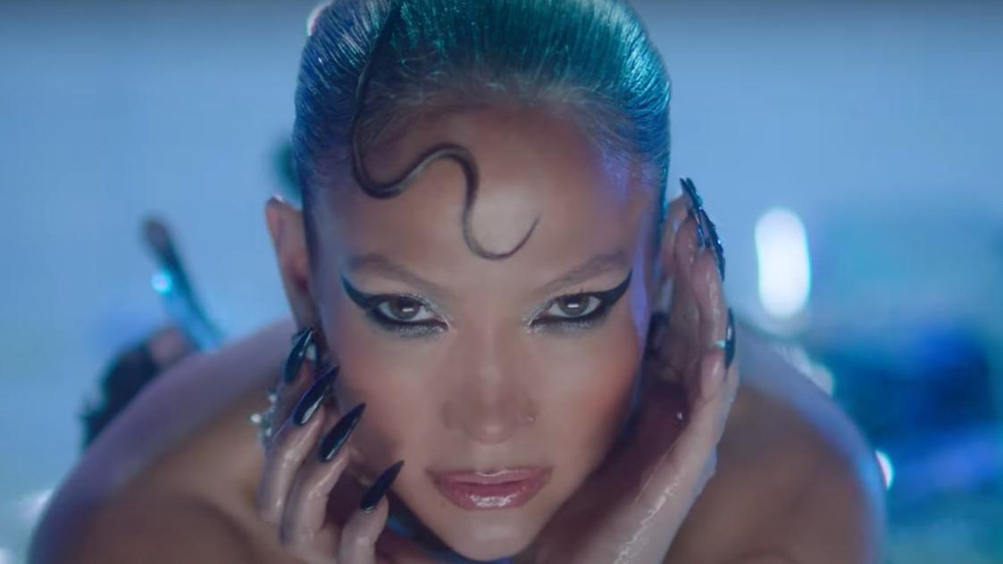 Jennifer Lopez е богиня и паднал ангел в новото си видео