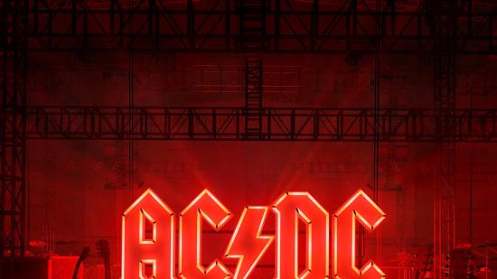 Почина басистът на AC/DC