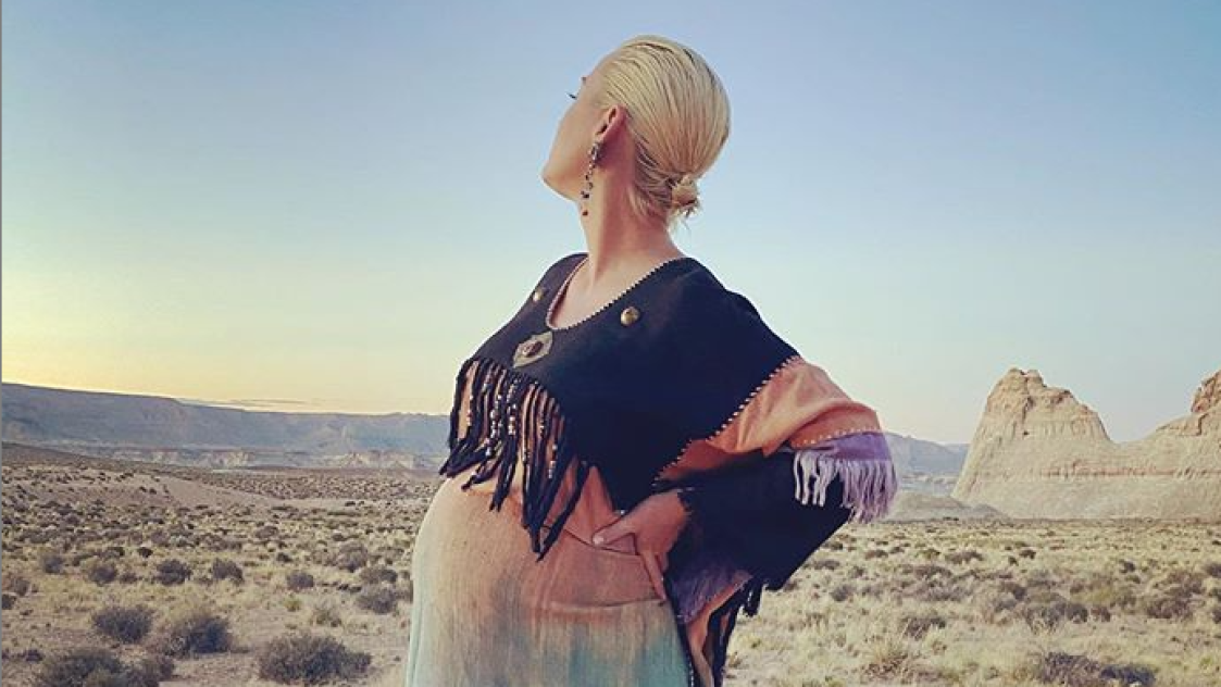 Katy Perry показа майчиния си корем