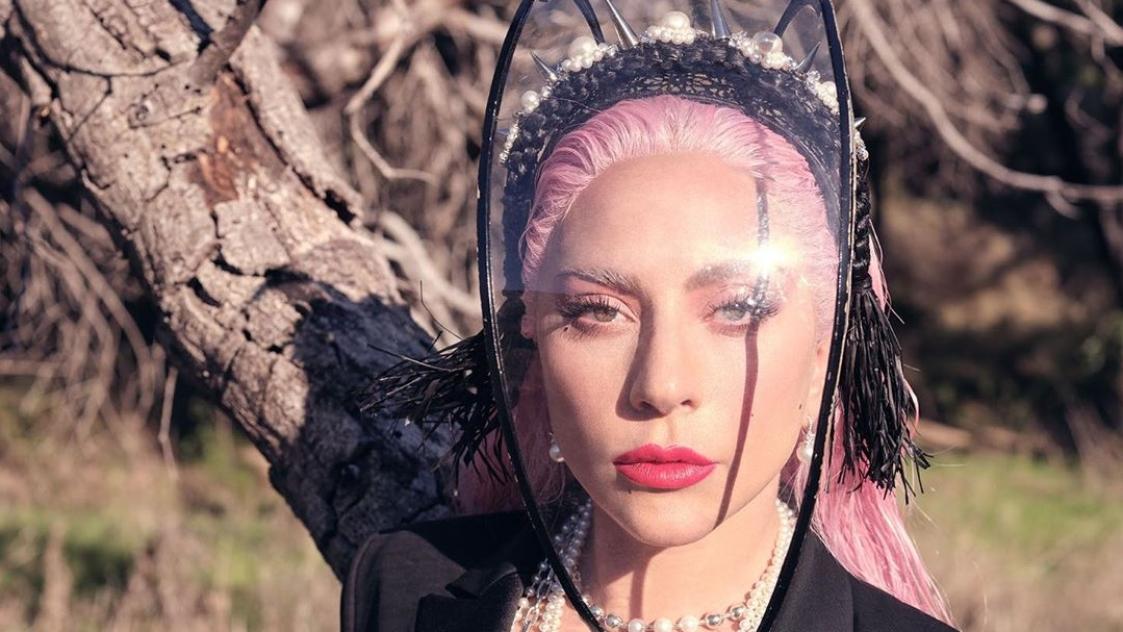 Lady Gaga отпразнува албума си с дарение.