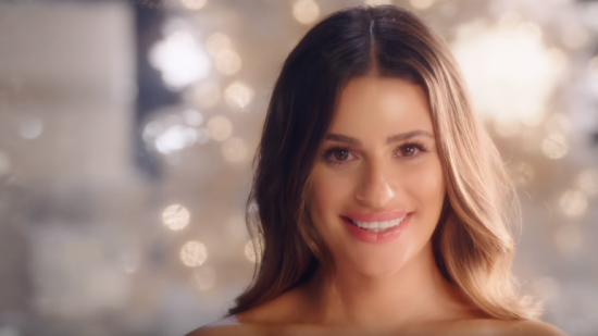 Lea Michele се завърна с коледна песен