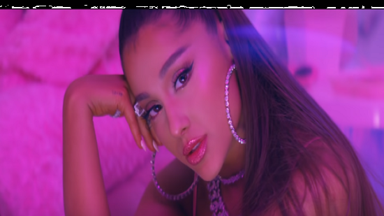 Ariana Grande не споделя откъси от песни
