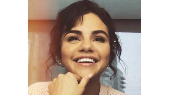 Selena Gomez се усмихва