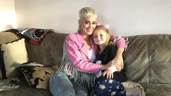 Katy Perry посети дома на неин фен, възстановяващ се след мозъчна операция