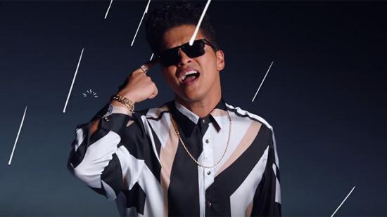 Bruno Mars танцува сам в новото си видео