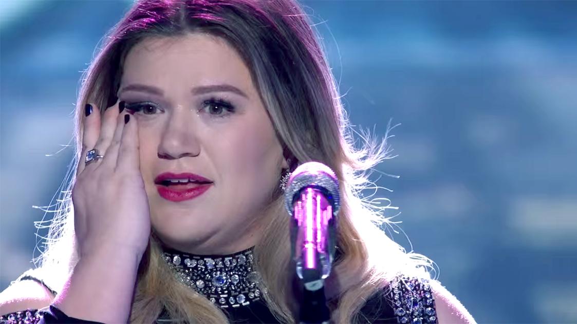 Kelly Clarkson се разплака