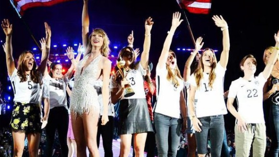Женският отбор по футбол на САЩ на концерт на Taylor Swift