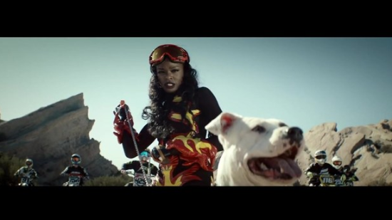 Azealia Banks е хеви метъл в нов клип